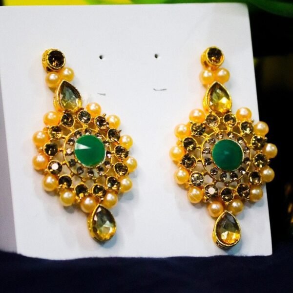 Traditional Green Kundan Pearl Necklace Set With Earring And Mang Tikka - Image 3