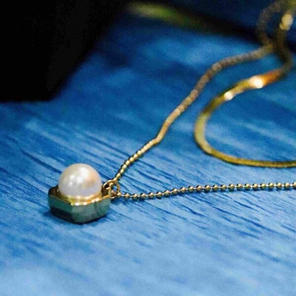 Elegant Gold-Plated Pearl Necklace with Link Chain - Image 2